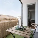 Nature Inspiration With Balcony & Grill Bbq In Mitte Central Station 10 Mins & Big Tv With Photo Lights Apartment Duisburg