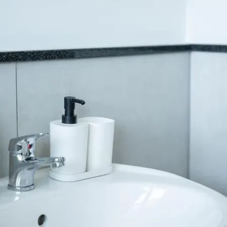 Nature Inspiration With Balcony & Grill Bbq In Mitte Central Station 10 Mins & Big Tv With Photo Lights *