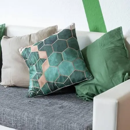 Nature Inspiration With Balcony & Grill Bbq In Mitte Central Station 10 Mins & Big Tv With Photo Lights شقة