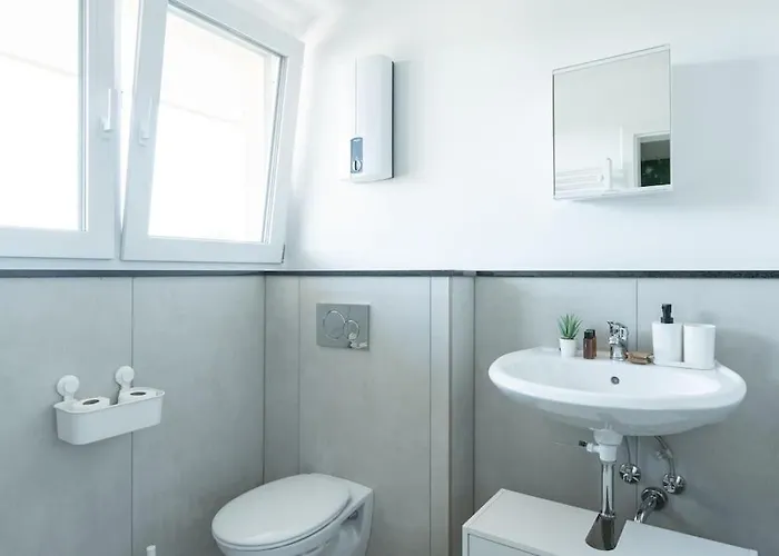 Nature Inspiration With Balcony & Grill Bbq In Mitte Central Station 10 Mins & Big Tv With Photo Lights Apartment Duisburg